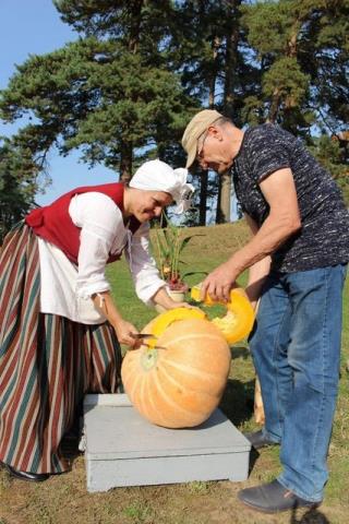 Labrenča tirgus svin Miķeļus